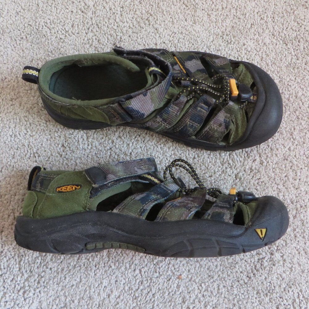 keen boys newport sandals size 3 army/camo green